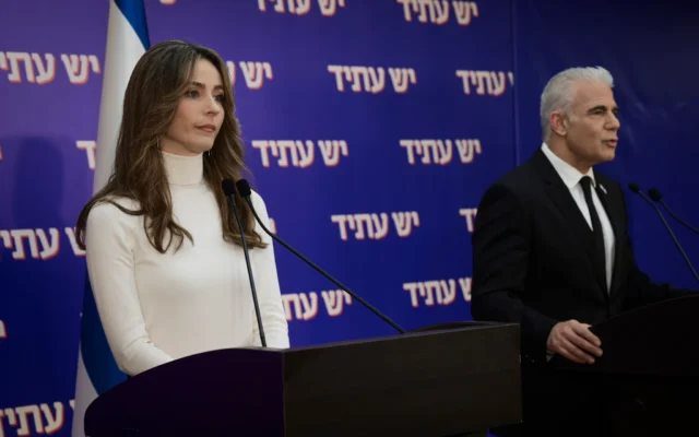 Le chef de l'opposition Yair Lapid (à gauche) et la députée Yesh Atid Meirav Cohen tiennent une conférence de presse sur la réhabilitation du système éducatif israélien à Tel-Aviv, le 5 février 2026. (Crédit : Avshalom Sassoni/Flash90)