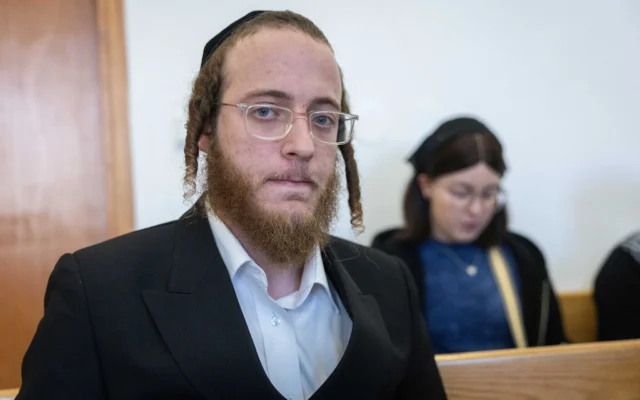 Elimelech Stern, condamné pour avoir été en contact avec un agent iranien, photographié après une audience au tribunal de district de Jérusalem, le 5 février 2026 (Crédit : Yonatan Sindel/Flash90)