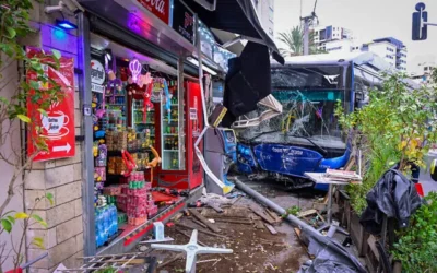 Les lieux du crash d'un autobus dans un magasin de Ramat Gan, qui a fait 10 blessés, le 6 février 2026. (Avshalom Sassoni/Flash90)