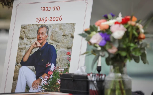 Les membres de la famille et les amis assistent aux funérailles du chanteur et compositeur Matti Caspi, décédé après une longue bataille contre le cancer, à Tel Aviv, le 9 février 2026. (Crédit : Miriam Alster/Flash90)