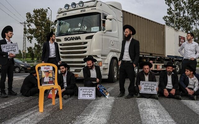 Des ultra-orthodoxes bloquant une route lors d'une manifestation contre l'emprisonnement d'étudiants de yeshiva, au carrefour de Gilat, près de la ville d'Ofakim, dans le sud d'Israël, le 9 février 2026. (Crédit : Tsafrir Abayov/Flash90) Des ultra-orthodoxes bloquant une route lors d'une manifestation contre l'emprisonnement d'étudiants de yeshiva, au carrefour de Gilat, près de la ville d'Ofakim, dans le sud d'Israël, le 9 février 2026. (Crédit : Tsafrir Abayov/Flash90)