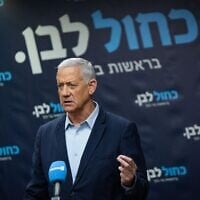 Le chef du parti Kakhol lavan, Benny Gantz, présidant une réunion de faction de la Knesset, à Jérusalem, le 9 février 2026. (Crédit : Yonatan Sindel/Flash90)