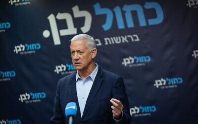 Le chef du parti Kakhol lavan, Benny Gantz, présidant une réunion de faction de la Knesset, à Jérusalem, le 9 février 2026. (Crédit : Yonatan Sindel/Flash90)