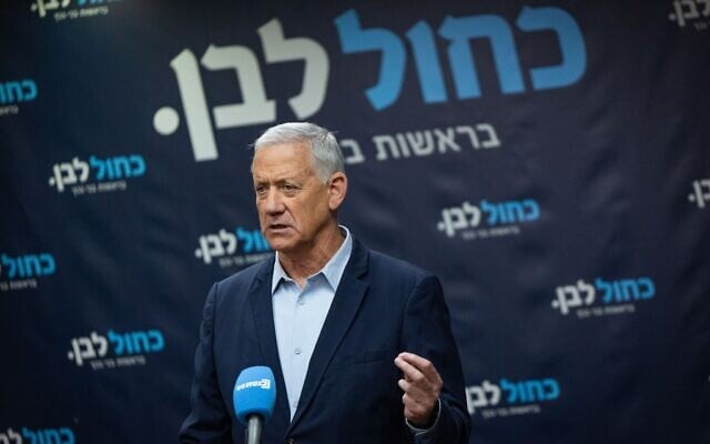 Le chef du parti Kakhol lavan, Benny Gantz, présidant une réunion de faction de la Knesset, à Jérusalem, le 9 février 2026. (Crédit : Yonatan Sindel/Flash90)
