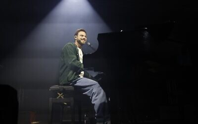 L'ancien otage Alon Ohel se produit avec des artistes israéliens lors d'un concert à Tel Aviv, le 9 février 2026. (Crédit : Yehoshua Yosef/Flash90)