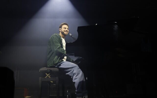 L'ancien otage Alon Ohel se produit avec des artistes israéliens lors d'un concert à Tel Aviv, le 9 février 2026. (Crédit : Yehoshua Yosef/Flash90)