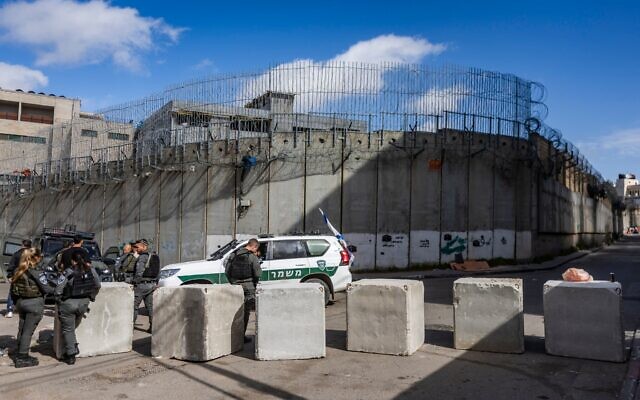 La police des frontières installe des barrières en béton pour bloquer une route près de la barrière de sécurité dans le quartier de Beit Hanina, à Jérusalem-Est, dans le cadre d'une opération visant à empêcher les travailleurs palestiniens d'entrer illégalement en Israël, le 10 février 2026. (Crédit : Chaim Goldberg/Flash90) La police des frontières installe des barrières en béton pour bloquer une route près de la barrière de sécurité dans le quartier de Beit Hanina, à Jérusalem-Est, dans le cadre d'une opération visant à empêcher les travailleurs palestiniens d'entrer illégalement en Israël, le 10 février 2026. (Crédit : Chaim Goldberg/Flash90)