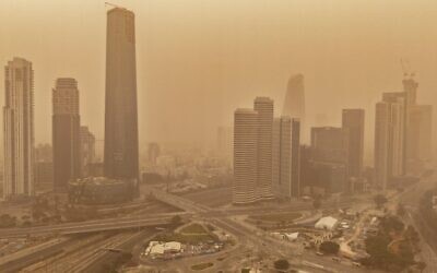Tel Aviv sous un épais brouillard, le 14 février 2026. (Crédit : Erik Marmor/Flash90)