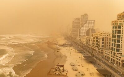 La plage de Tel Aviv pendant une tempête de poussière, le 14 février 2026. (Crédit : Erik Marmor/Flash90)
