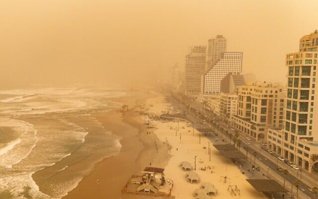 La plage de Tel Aviv pendant une tempête de poussière, le 14 février 2026. (Crédit : Erik Marmor/Flash90)