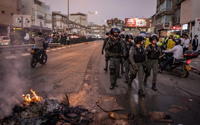 Les forces de sécurité israéliennes patrouillant alors que des hommes juifs ultra-orthodoxes ont affronté la police après avoir agressé deux soldates israéliennes, à Bnei Brak, dans le centre d'Israël, le 15 février 2026. (Crédit : Flash90) Les forces de sécurité israéliennes patrouillant alors que des hommes juifs ultra-orthodoxes ont affronté la police après avoir agressé deux soldates israéliennes, à Bnei Brak, dans le centre d'Israël, le 15 février 2026. (Crédit : Flash90)