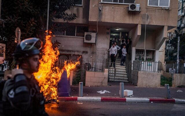 Des hommes juifs ultra-orthodoxes affrontant la police après avoir agressé deux soldates israéliennes, à Bnei Brak, dans le centre d'Israël, le 15 février 2026. (Crédit : Flash90) Des hommes juifs ultra-orthodoxes affrontant la police après avoir agressé deux soldates israéliennes, à Bnei Brak, dans le centre d'Israël, le 15 février 2026. (Crédit : Flash90)
