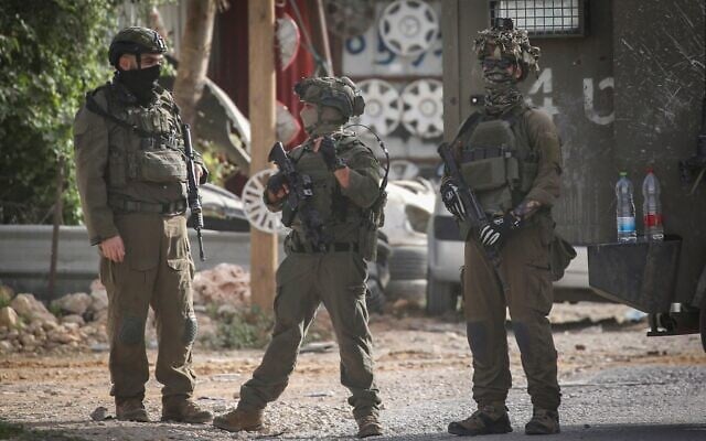 Les forces de sécurité israéliennes montant la garde près du poste de contrôle d'Awarta, au sud de Naplouse en Cisjordanie, le 16 février 2026. (Crédit : Nasser Ishtayeh/Flash90) Les forces de sécurité israéliennes montant la garde près du poste de contrôle d'Awarta, au sud de Naplouse en Cisjordanie, le 16 février 2026. (Crédit : Nasser Ishtayeh/Flash90)