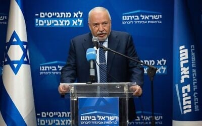 Le chef du parti Yisrael Beiteinu, Avigdor Liberman, présidant une réunion de faction de la Knesset, à Jérusalem, le 16 février 2026. (Crédit : Yonatan Sindel/Flash90)