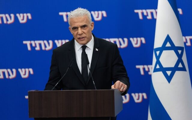 Le chef du parti Yesh Atid, le député Yaïr Lapid, présidant une réunion de faction de la Knesset, à Jérusalem, le 16 février 2026. (Crédit : Yonatan Sindel/Flash90) Le chef du parti Yesh Atid, le député Yaïr Lapid, présidant une réunion de faction de la Knesset, à Jérusalem, le 16 février 2026. (Crédit : Yonatan Sindel/Flash90)