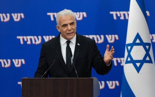 Le chef du parti Yesh Atid, le député Yaïr Lapid, présidant une réunion de faction de la Knesset, à Jérusalem, le 16 février 2026. (Crédit : Yonatan Sindel/Flash90) Le chef du parti Yesh Atid, le député Yaïr Lapid, présidant une réunion de faction de la Knesset, à Jérusalem, le 16 février 2026. (Crédit : Yonatan Sindel/Flash90)