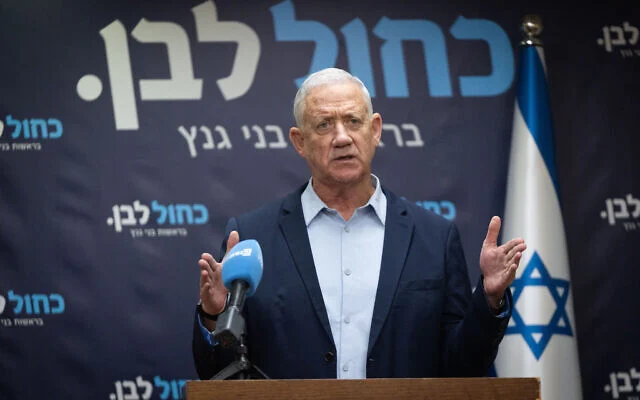 Le chef du Parti Kakhol lavan-HaMahane HaMamlahti, le député Benny Gantz, dirige une réunion de faction à la Knesset à Jérusalem, le 16 février 2026. (Yonatan Sindel/Flash90) Le chef du Parti Kakhol lavan-HaMahane HaMamlahti, le député Benny Gantz, dirige une réunion de faction à la Knesset à Jérusalem, le 16 février 2026. (Yonatan Sindel/Flash90)
