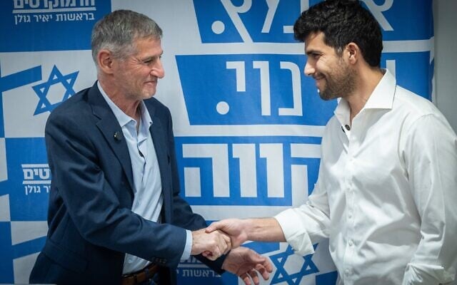 Le chef du parti démocrate Yair Golan (à gauche) serre la main du nouveau membre Omri Ronen lors d'une réunion de faction à la Knesset à Jérusalem, le 16 février 2026. (Crédit : Yonatan Sindel/Flash90)