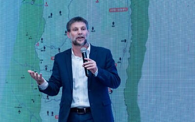 Le ministre des Finances, Bezalel Smotrich, s'exprimant lors d'une conférence du parti avec les présidents des conseils locaux de Judée-Samarie, dans l'implantation de Psagot, le 17 février 2026. (Crédit : Oren Ben Hakoon/Flash90)