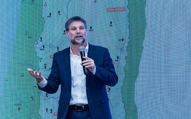Le ministre des Finances, Bezalel Smotrich, s'exprimant lors d'une conférence du parti avec les présidents des conseils locaux de Judée-Samarie, dans l'implantation de Psagot, le 17 février 2026. (Crédit : Oren Ben Hakoon/Flash90) Le ministre des Finances, Bezalel Smotrich, s'exprimant lors d'une conférence du parti avec les présidents des conseils locaux de Judée-Samarie, dans l'implantation de Psagot, le 17 février 2026. (Crédit : Oren Ben Hakoon/Flash90)