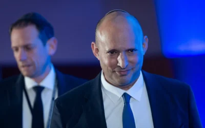 L'ancien Premier ministre Naftali Bennett assistant à la Conférence des présidents des principales organisations juives américaines, à Jérusalem, le 17 février 2026. (Crédit : Yonatan Sindel/Flash90)