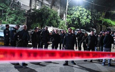 La police sur les lieux où deux personnes ont été abattues, à Haïfa, le 18 février 2026. (Crédit : Flash90)