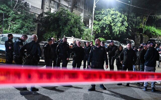 La police sur les lieux où deux personnes ont été abattues, à Haïfa, le 18 février 2026. (Crédit : Flash90) La police sur les lieux où deux personnes ont été abattues, à Haïfa, le 18 février 2026. (Crédit : Flash90)