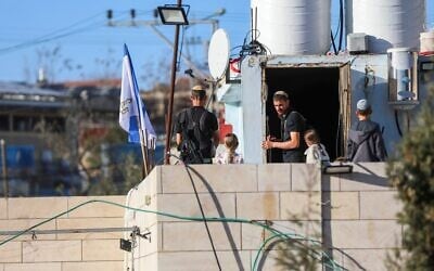 Des Juifs ayant emménagé, aperçus sur un toit dans la ville de Hébron, en Cisjordanie, le 20 février 2026. (Crédit : Wisam Hashlamoun/Flash90)