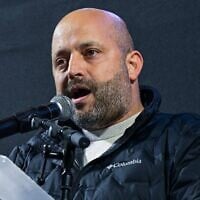 L'ancien conseiller à la Sécurité nationale Eyal Hulata s'exprimant lors d'une manifestation anti-gouvernement réclamant la création d'une commission d'enquête nationale sur le pogrom perpétré par le groupe terroriste palestinien du Hamas le 7 octobre 2023, sur la Place Habima, à Tel Aviv, le 21 février 2026. (Crédit : Avshalom Sassoni/Flash90)