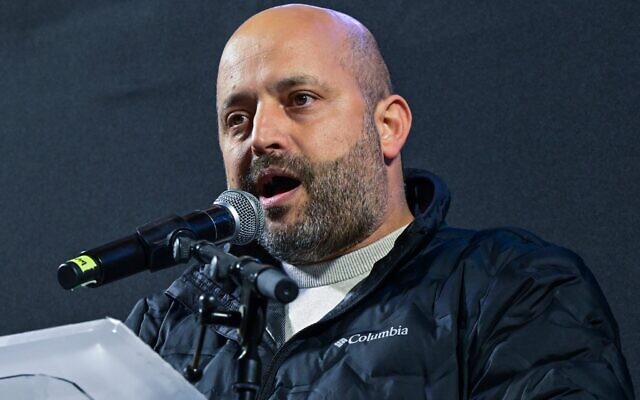 L'ancien conseiller à la Sécurité nationale Eyal Hulata s'exprimant lors d'une manifestation anti-gouvernement réclamant la création d'une commission d'enquête nationale sur le pogrom perpétré par le groupe terroriste palestinien du Hamas le 7 octobre 2023, sur la Place Habima, à Tel Aviv, le 21 février 2026. (Crédit : Avshalom Sassoni/Flash90)