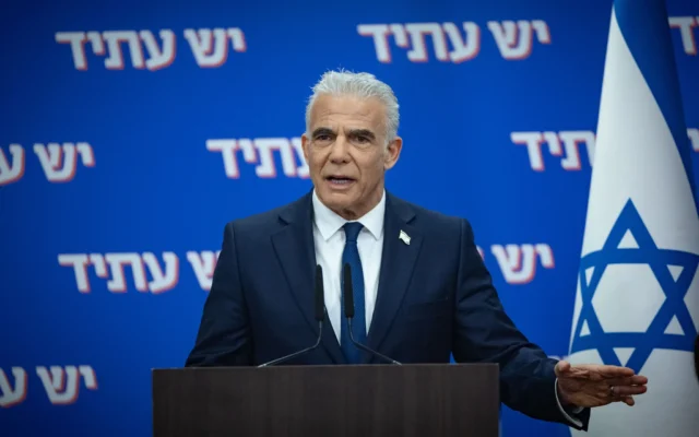 Le chef de l'opposition Yair Lapid préside une réunion de la faction du parti Yesh Atid à la Knesset à Jérusalem, le 23 février 2026. (Crédit: Yonatan Sindel/Flash90)