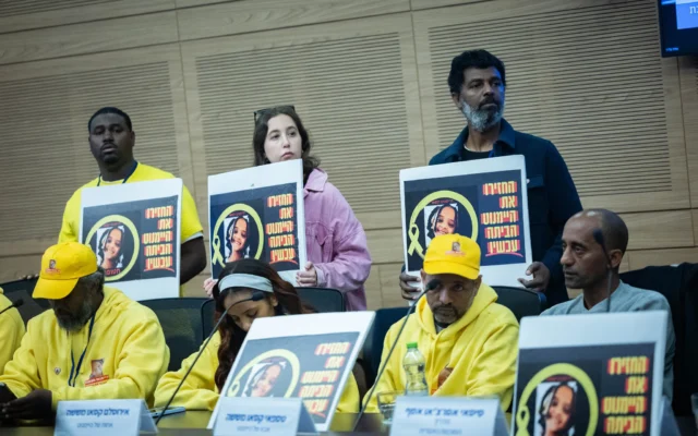 Des membres de la famille et des amis de la fillette disparue, Haymanut Kasau, assistant à une audition de la commission des Affaires de la Diaspora de la Knesset, à Jérusalem, le 25 février 2026. (Crédit : Yonatan Sindel/Flash90)