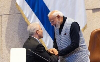 Le chef de l'opposition Yaïr Lapid saluant le Premier ministre indien Narendra Modi, à la Knesset à Jérusalem lors de la visite officielle de ce dernier en Israël, le 25 février 2026. (Crédit : Yonatan Sindel/Flash90)