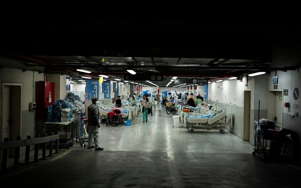 Des patients et du personnel médical, dans un parking souterrain transformé en salle de soins à l'hôpital Ichilov de Tel Aviv, après le transfert de nombreux patients suite au déclenchement de la guerre et aux tirs de missiles de l'Iran vers Israël, le 28 février 2026. (Crédit : Flash90)