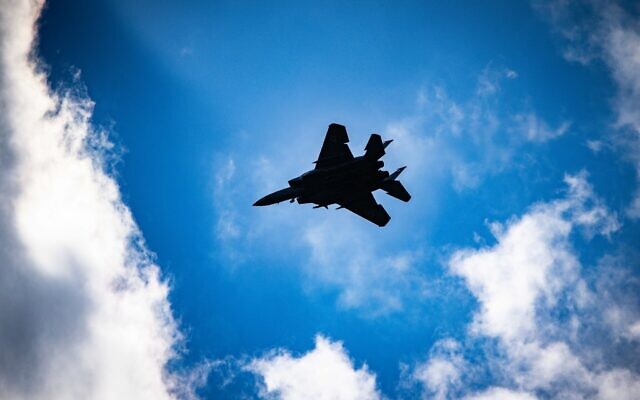 Un avion de chasse de l'armée de l'air israélienne survolant le centre d'Israël, le 28 février 2026. (Crédit : Nati Shohat/Flash90)