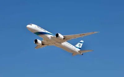 Un vol El Al décollant de l'aéroport international Ben Gurion, près de Tel Aviv, pendant les attaques de missiles iraniennes contre Israël, le 28 février 2026. (Crédit : Oren Cohen/Flash90)