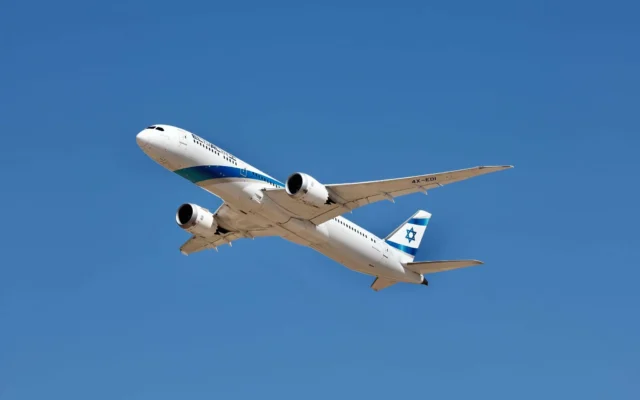 Un vol El Al décollant de l'aéroport international Ben Gurion, près de Tel Aviv, pendant les attaques de missiles iraniennes contre Israël, le 28 février 2026. (Crédit : Oren Cohen/Flash90) Un vol El Al décollant de l'aéroport international Ben Gurion, près de Tel Aviv, pendant les attaques de missiles iraniennes contre Israël, le 28 février 2026. (Crédit : Oren Cohen/Flash90)