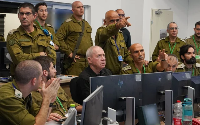 Assaf Shmuelevitz (2e à partir de la gauche) lors d'une évaluation de sécurité organisée par le ministre de la Défense de l'époque, Yoav Gallant, et d'autres officiers supérieurs au commandement sud de l'armée israélienne, le 9 octobre 2023. (Crédit : Ministère de la Défense)