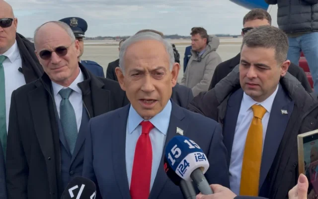 Le Premier ministre Benjamin Netanyahu s'adresse aux journalistes sur le tarmac de la base militaire Joint Base Andrews dans le Maryland avant son retour en Israël, le 12 février 2026. (Crédit : Lazar Berman/Times of Israel)