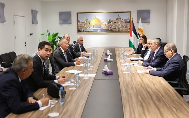 Le vice-président de l'Autorité palestinienne Hussein al-Cheikh (2ᵉ à partir de la droite) rencontrant le haut représentant du Conseil de Paix Nickolay Mladenov (3ᵉ à partir de la gauche), à Ramallah, le 9 janvier 2026. (Crédit : Hussein al-Cheikh/X) Le vice-président de l'Autorité palestinienne Hussein al-Cheikh (2ᵉ à partir de la droite) rencontrant le haut représentant du Conseil de Paix Nickolay Mladenov (3ᵉ à partir de la gauche), à Ramallah, le 9 janvier 2026. (Crédit : Hussein al-Cheikh/X)