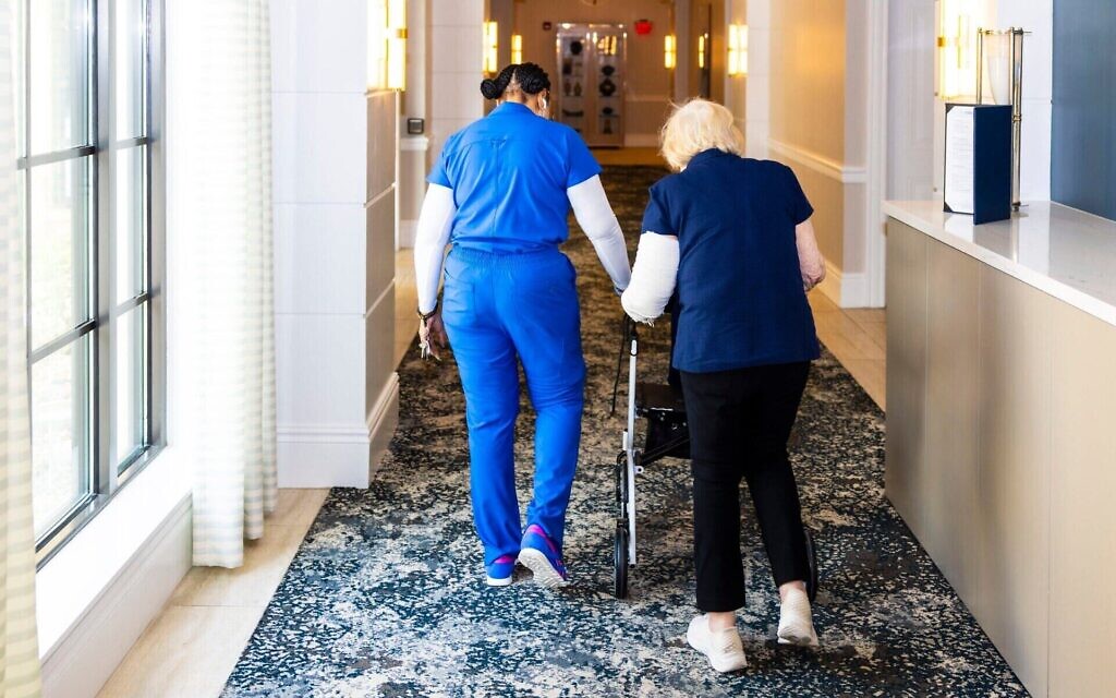 Une employée aide une résidente du Sinai Residences à Boca Raton, en Floride, le 6 juin 2025. (Crédit : Saul Martinez pour le Washington Post via Getty Images/JTA)