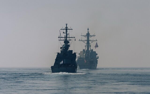 Le destroyer lance-missiles de classe Arleigh Burke USS Delbert D. Black menant un exercice maritime de routine avec la corvette de classe Saar 5 INS Eilat de la marine israélienne en mer Rouge, après une escale prévue, le 1ᵉʳ février 2026. (Crédit : Armée israélienne)