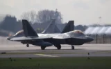Photo d'illustration: Des avions de combat furtifs F-22 américains sont visibles avant leur décollage de la base aérienne royale de Lakenheath en Angleterre, en route vers Israël, le 24 février 2026. (Crédit: @TallGlenn85 sur X)