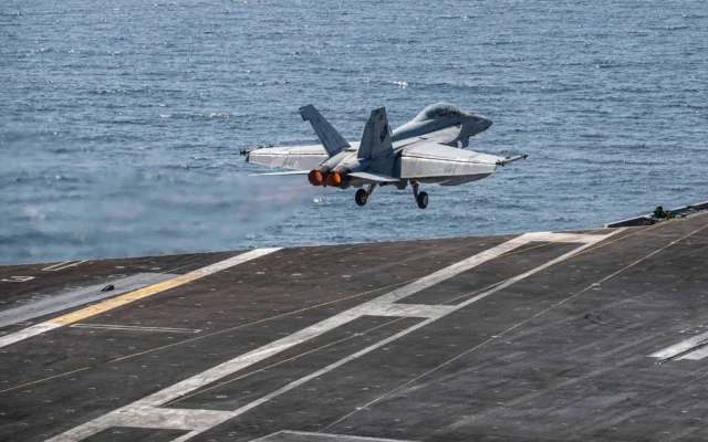 Un F/A-18 Super Hornet américain décollant d'un porte-avions pour mener des frappes en Iran, le 28 février 2026. (Crédit : CENTCOM)