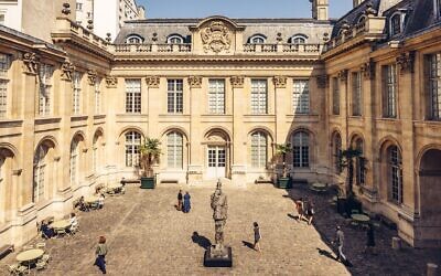 La cour du Musée d'art et d'histoire du Judaïsme (Crédit : Jérôme Galland – autorisation mahJ)