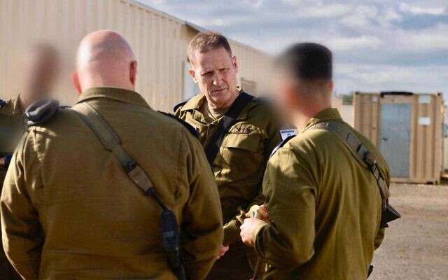 Le chef de l'armée de l'air israélienne, le général Tomer Bar, s'adressant à des réservistes, lors d'une visite d'une batterie du Dôme de fer dans le nord d'Israël, le 5 février 2026. (Crédit : Armée israélienne)