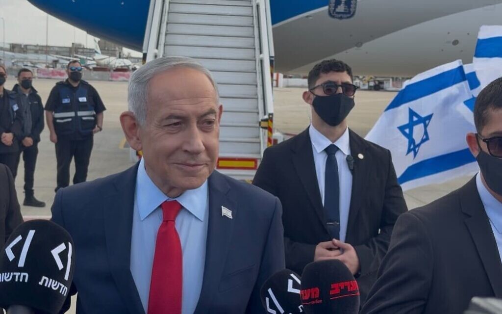 Le Premier ministre Benjamin Netanyahu s'adressant aux journalistes avant d'embarquer à bord de l'avion « Aile de Sion » à l'aéroport Ben Gurion, le 10 février 2026. (Crédit : Lazar Berman/Times of Israel)