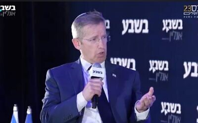 Le secrétaire du Cabinet Yossi Fuchs s'exprime lors de la conférence Besheva à Jérusalem, le 16 février 2026. (Crédit : Capture d'écran/YouTube)