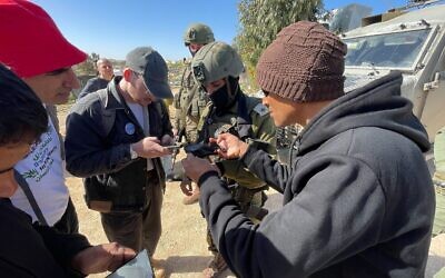 Les forces de sécurité israéliennes empêchant une plantation d'arbres, dans le hameau palestinien d'Umm al-Khair, en Cisjordanie, le 2 février 2026. (Crédit : Jeremy Sharon/Times of Israel)