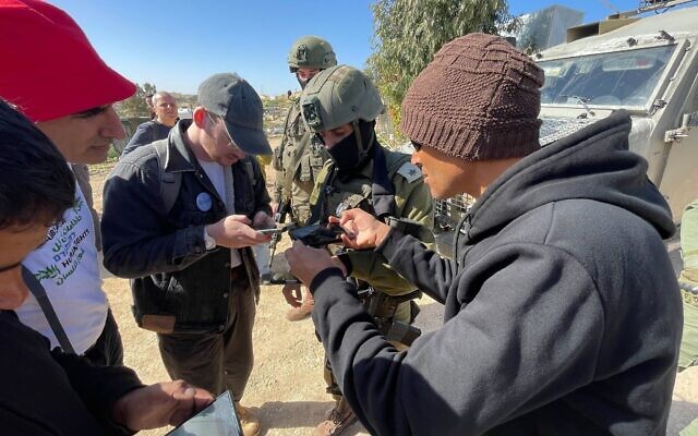 Les forces de sécurité israéliennes empêchant une plantation d'arbres, dans le hameau palestinien d'Umm al-Khair, en Cisjordanie, le 2 février 2026. (Crédit : Jeremy Sharon/Times of Israel)